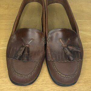 GH Bass Womens Jackie Loafers Size 8 1/2 W Brown Leather Kiltie Tasseled Slip On